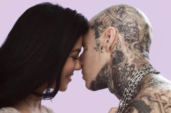 Kourtney Kardashian explica su especial manera de besar a Travis Barker