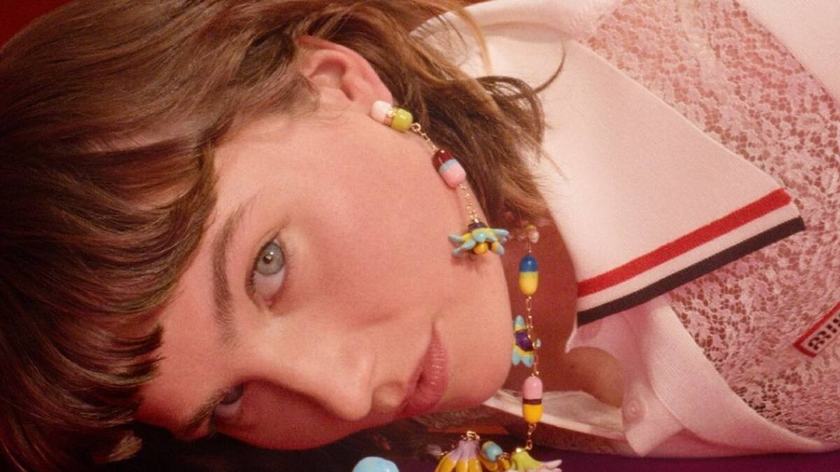 Hija de Björk hace debut como modelo para la marca Miu Miu
