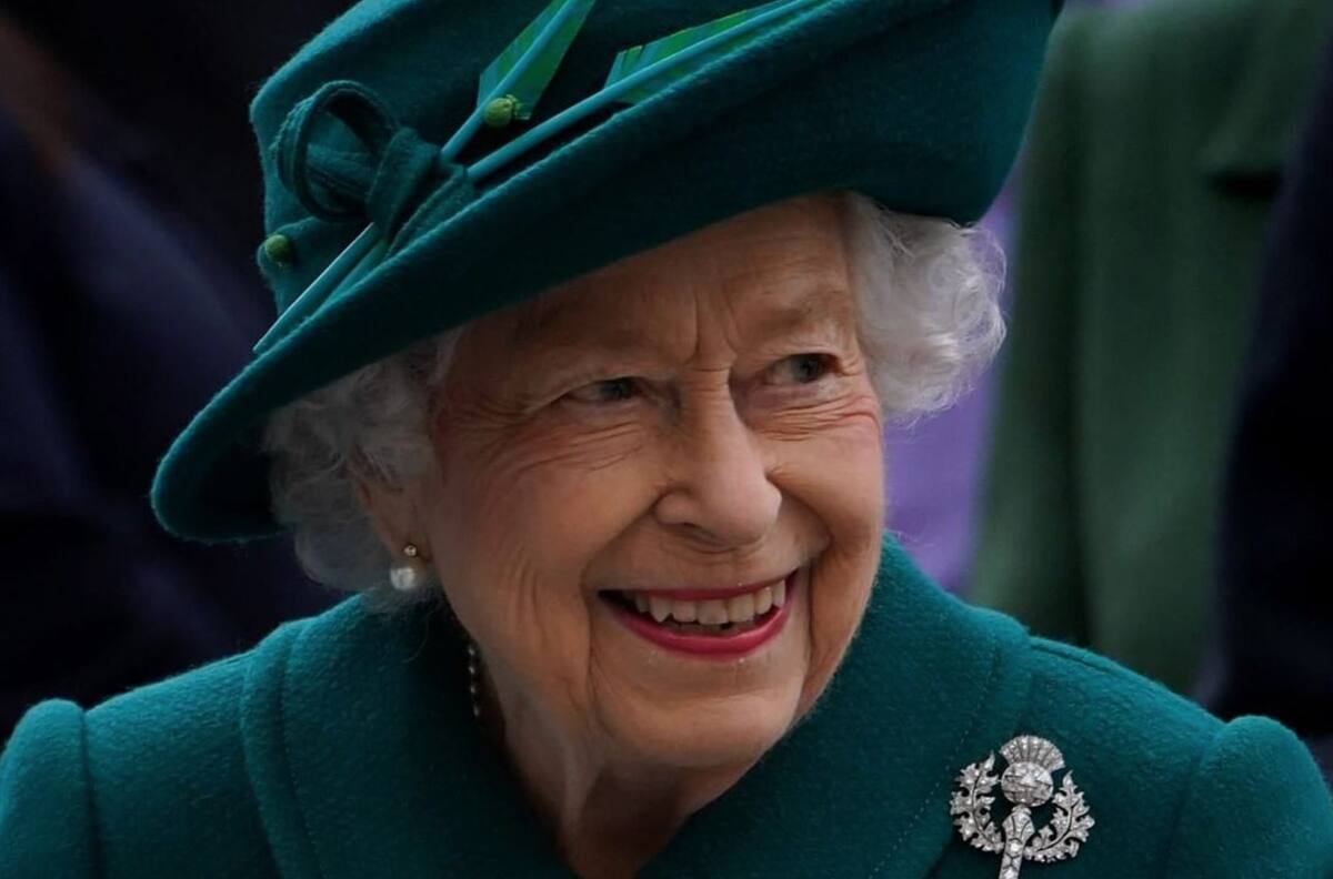 La reina Isabel regresa a trabajar después de dar positivo a covid-19