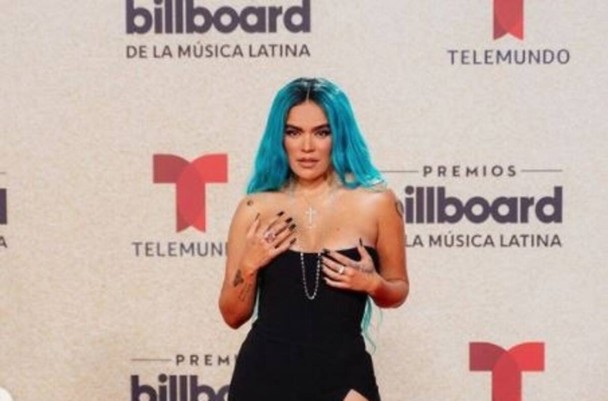 Karol G se muestra en diminuto bikini y, sin filtros, presume su celulitis