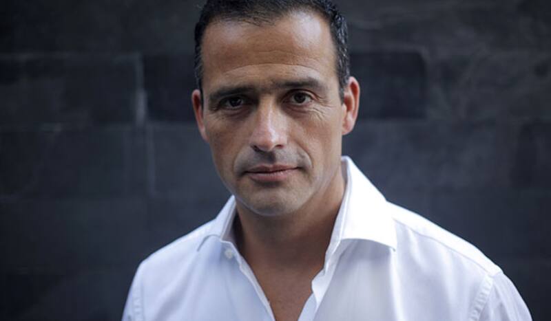 se habría indignado por la exposición de su nueva pareja.