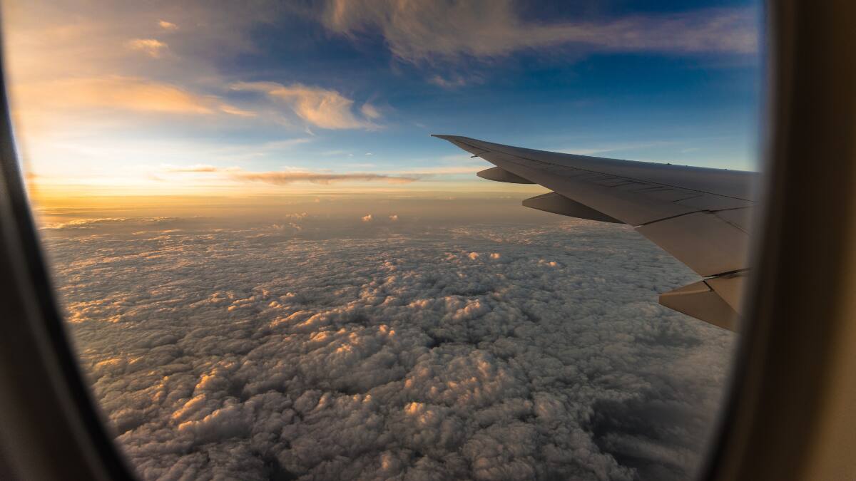 VIDEO: Fantasmal rostro es captado dentro de avión vacío causando el temor entre los tripulantes