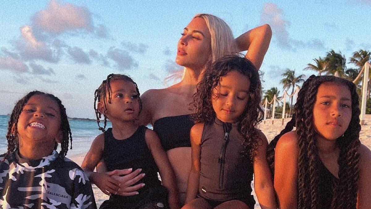 Kim Kardashian no alejará a sus hijos de Kanye West, a pesar de sus escándalos
