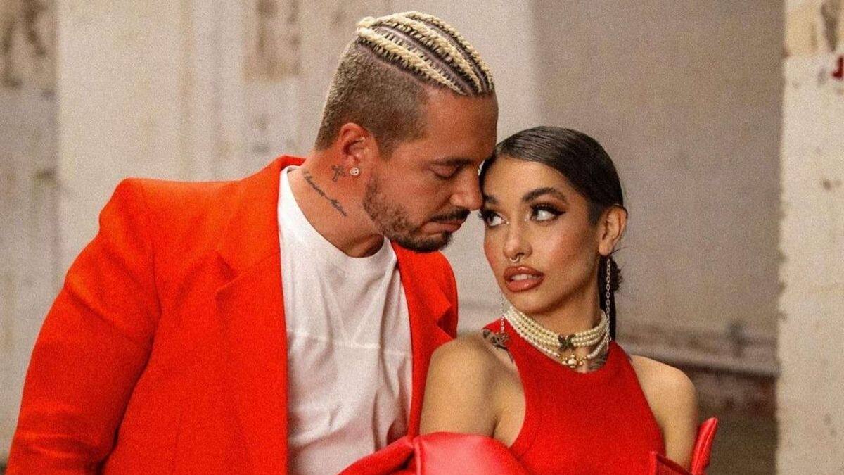 J Balvin y María Becerra recrean la escena del beso de Spider-Man y Mary Jane