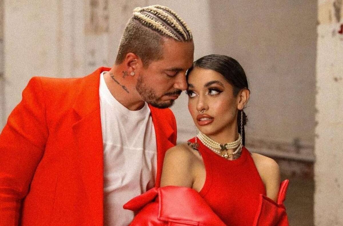 J Balvin y María Becerra recrean la escena del beso de Spider-Man y Mary Jane