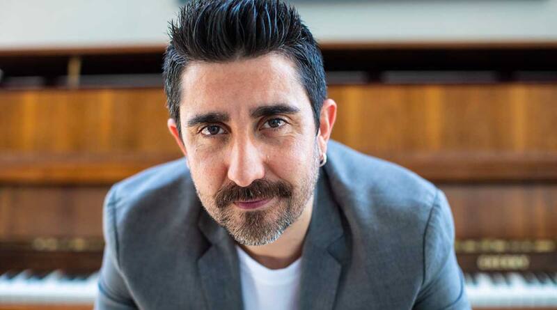 viajó en avión para un nuevo proyecto.