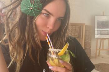Belinda exhibe a meseras que “le hicieron el feo”: "Nos vieron como si fuéramos alienígenas"