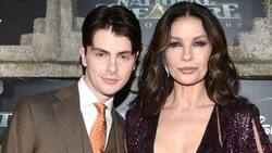 Hijo de Catherine Zeta-Jones se roba todas las miradas en la alfombra roja con su elegante traje