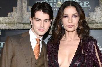 Hijo de Catherine Zeta-Jones se roba todas las miradas en la alfombra roja con su elegante traje