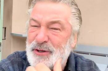 Alec Baldwin revela por qué no ha entregado su celular a policías tras la muerte de Halyna Hutchins