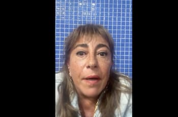 “Maniataron a mis papás, los voy a mandar a matar”: Helhue Sukni explota tras violento asalto en casa de sus padres