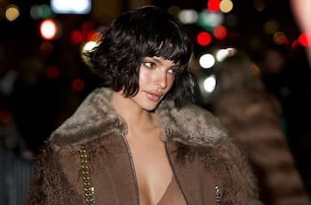 Emily Ratajkowski luce un cambio radical de imagen durante desfile de Marc Jacobs en París