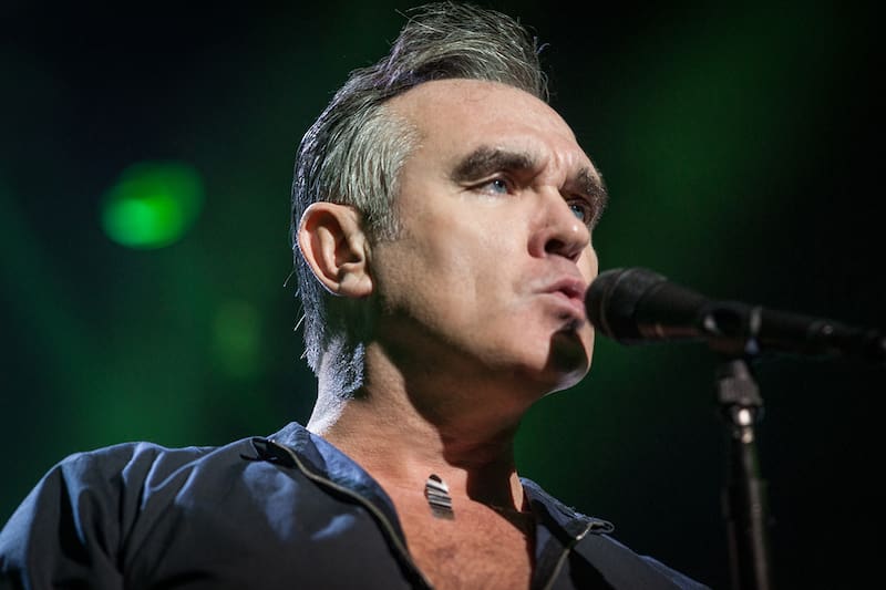 Morrissey y sus entretenidas excusas por las que falta y, pospone sus conciertos alrededor del mundo.