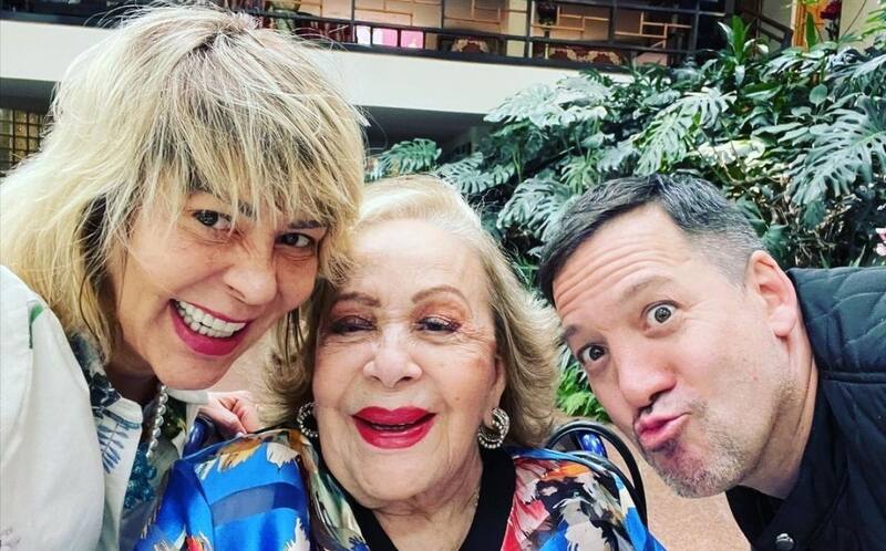 Alejandra y Luis Enrique Guzmán y su madre Silvia Pinal La cantante lista para celebrara el 10 de mayo con su mamá - Créditos: Instagram