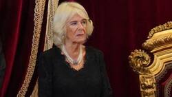 Primer look de Camilla como reina consorte: riguroso luto y perlas
