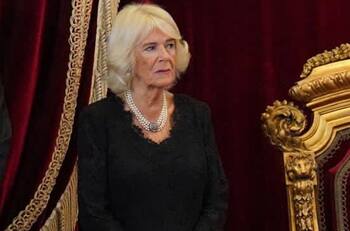 Primer look de Camilla como reina consorte: riguroso luto y perlas