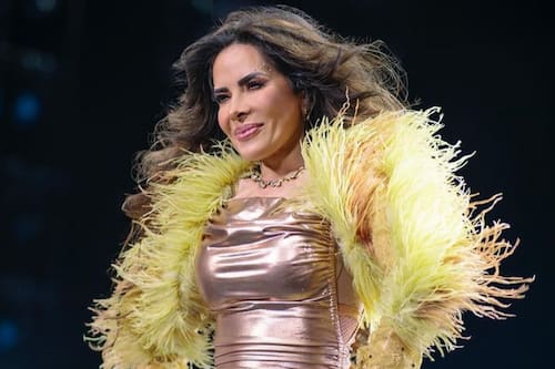 Gloria Trevi causa polémica por escupir al público en pleno concierto