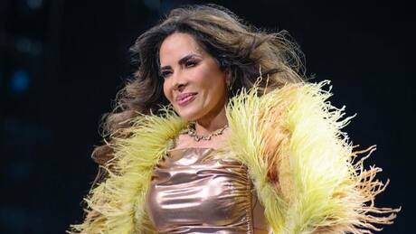 Gloria Trevi causa polémica por escupir al público en pleno concierto