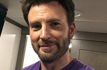 Chris Evans reacciona al diálogo sobre la virginidad del Capitán América en "She-Hulk"