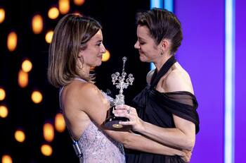 Penélope Cruz entrega premio a Marion Cotillard en San Sebastián
