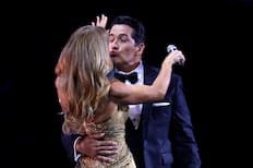 Partieron con un intenso beso: así es el look de Karen Doggenweiler y Rafa Araneda en la primera noche de Viña 2026