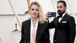 Oscars 2022: Pablo Larraín le saca fotos a su musa Kristen Stewart durante la alfombra roja