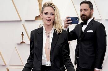 Oscars 2022: Pablo Larraín le saca fotos a su musa Kristen Stewart durante la alfombra roja