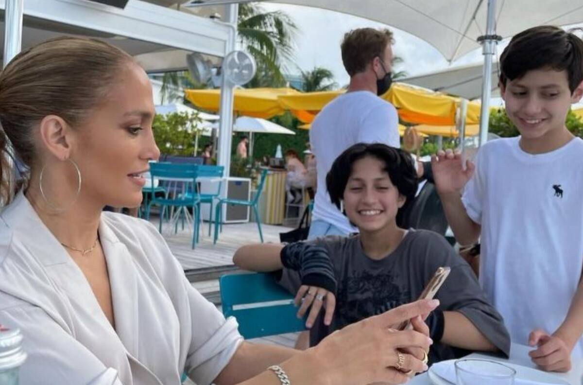 Jennifer Lopez y Ben Affleck captados creando un vínculo con el hijo de Marc Anthony, Max