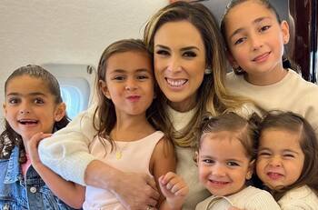 Jacky Bracamontes comparte tierno video de sus hijas dando un paseo en bicicleta