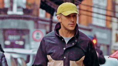 Ryan Gosling aparece con el cabello rubio, listo para interpretar a Ken en la película de "Barbie"