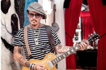 Johnny Depp se va de fiesta con Kate Moss mientras el jurado da su veredicto sobre el juicio contra Amber Heard