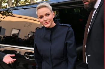 Princesa Charlene derrocha elegancia a su regreso a la Semana de la Moda en París