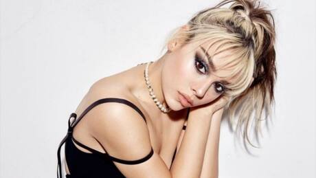 Danna Paola impone moda con su look Carolina Herrera en los Latin Grammy