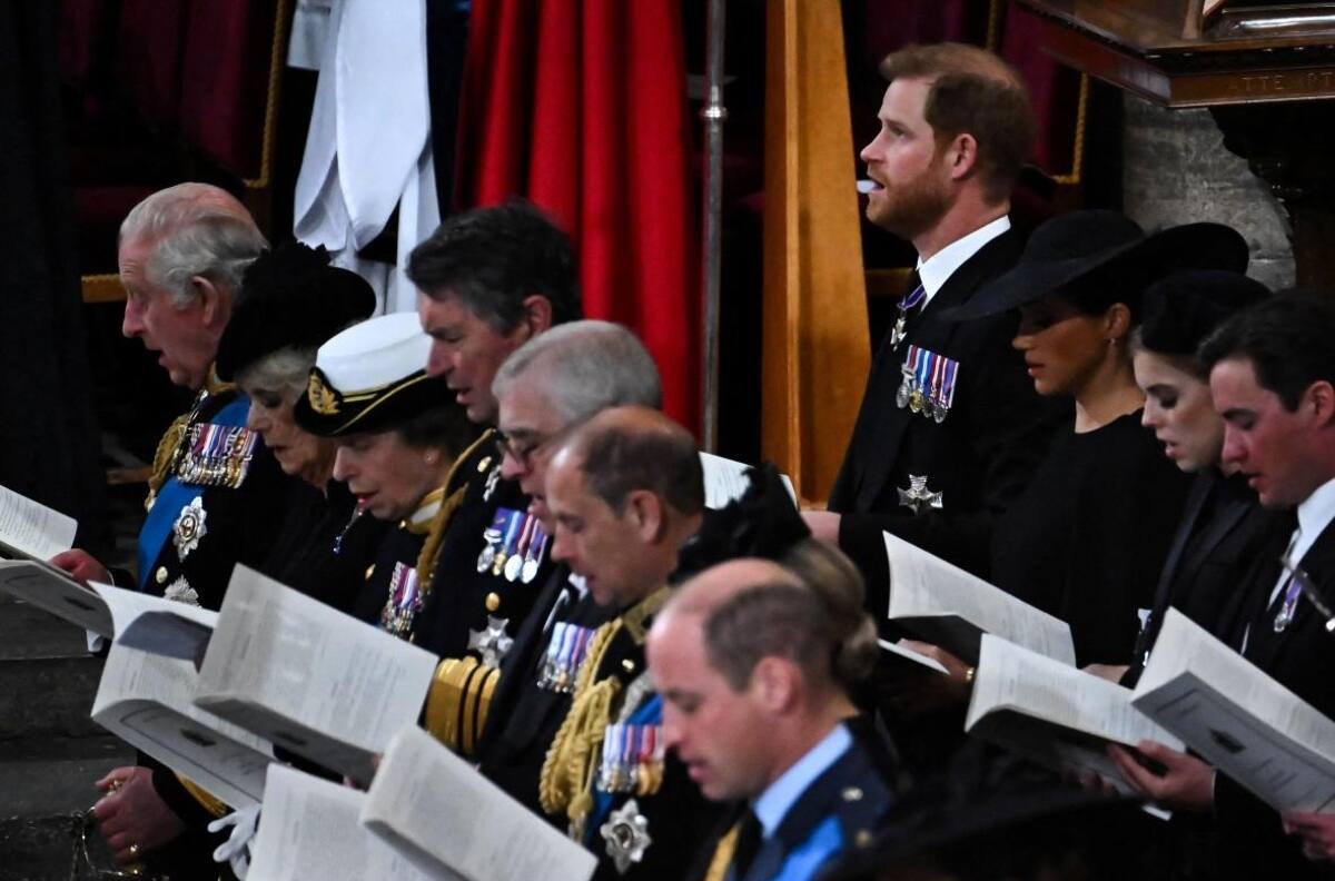 La familia real, incluidos Harry y Meghan, se une durante el funeral de Estado de la reina Isabel