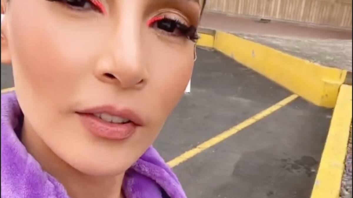 Carmen Villalobos tras su separación, se divierte bailando cumbia ¡En bata!