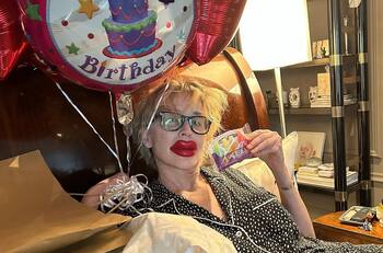 Sharon Stone celebra sus 65 años con un extraño cambio de look