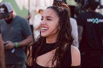 Olivia Rodrigo no dejó nada a la imaginación con elegante vestido en alfombra roja del Museo de la Academia de Películas