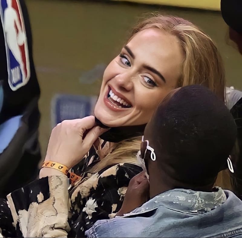 Adele La cantante británica lució feliz en el juego de la NBA. - Créditos: Twitter @adelemundial