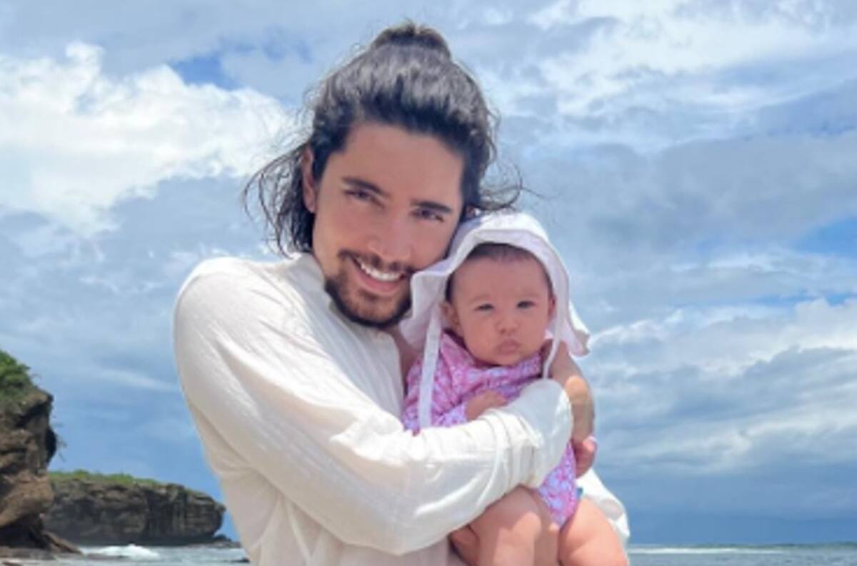 Alex Fernández comparte fotografías de la primera vez de su hija en el mar