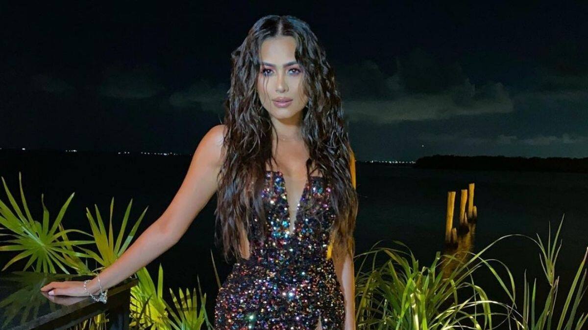 Andrea Meza luce impactante en vestido brillante durante su visita a Cancún, México
