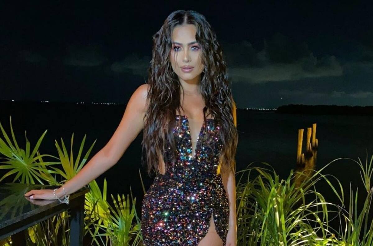 Andrea Meza luce impactante en vestido brillante durante su visita a Cancún, México