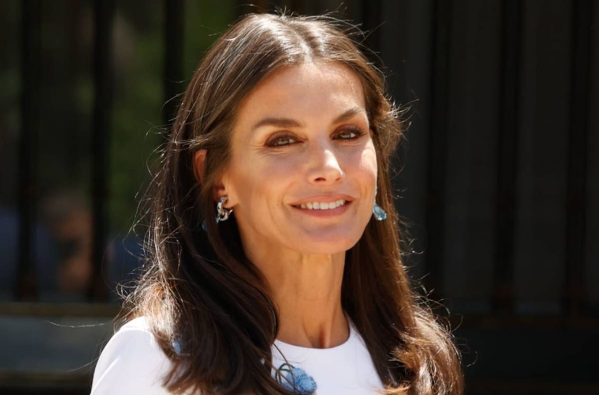 Como Meghan Markle: Letizia quita su imagen "fría" y abraza a mujer en evento público