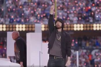 Fans se sienten "confundidos" por las extrañas cejas de Eminem en el Super Bowl