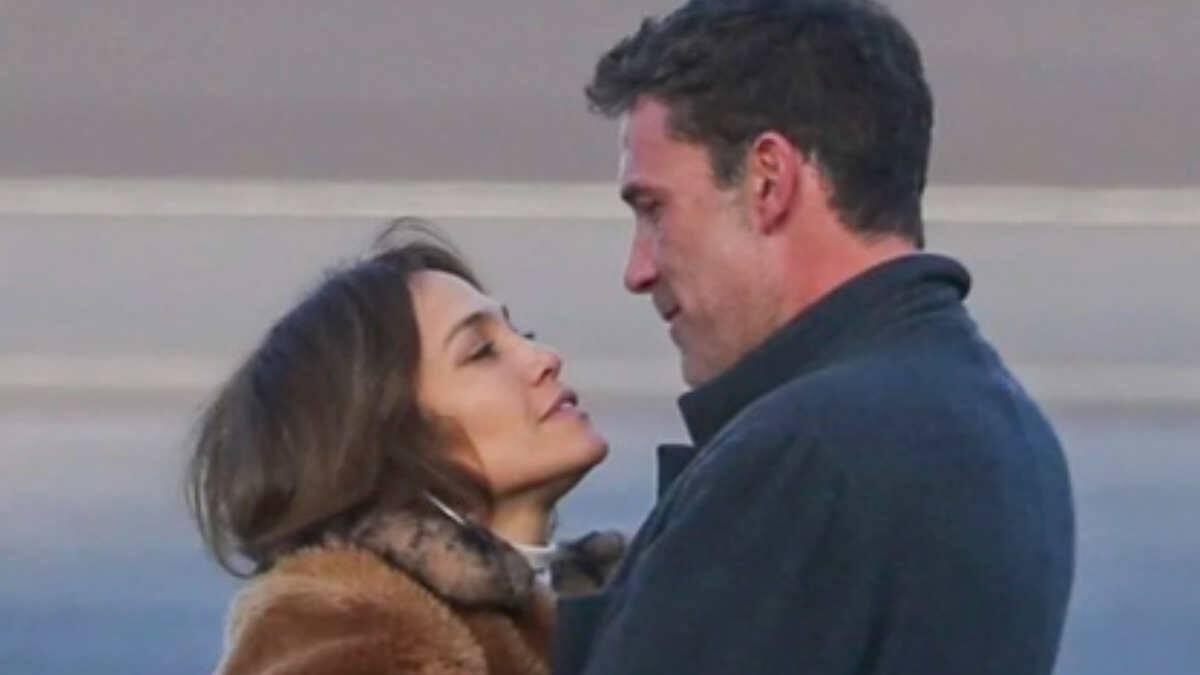 Jennifer Lopez y Ben Affleck se dan apasionado beso de despedida en el aeropuerto