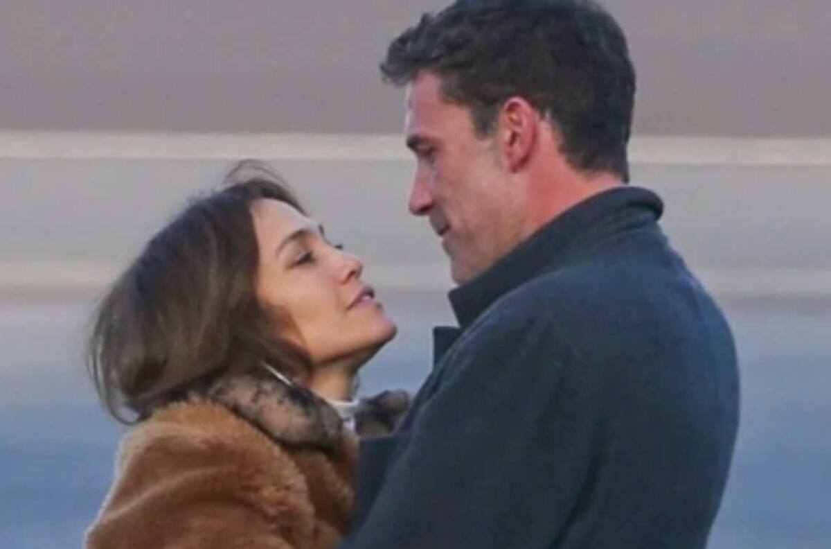 Jennifer Lopez y Ben Affleck se dan apasionado beso de despedida en el aeropuerto