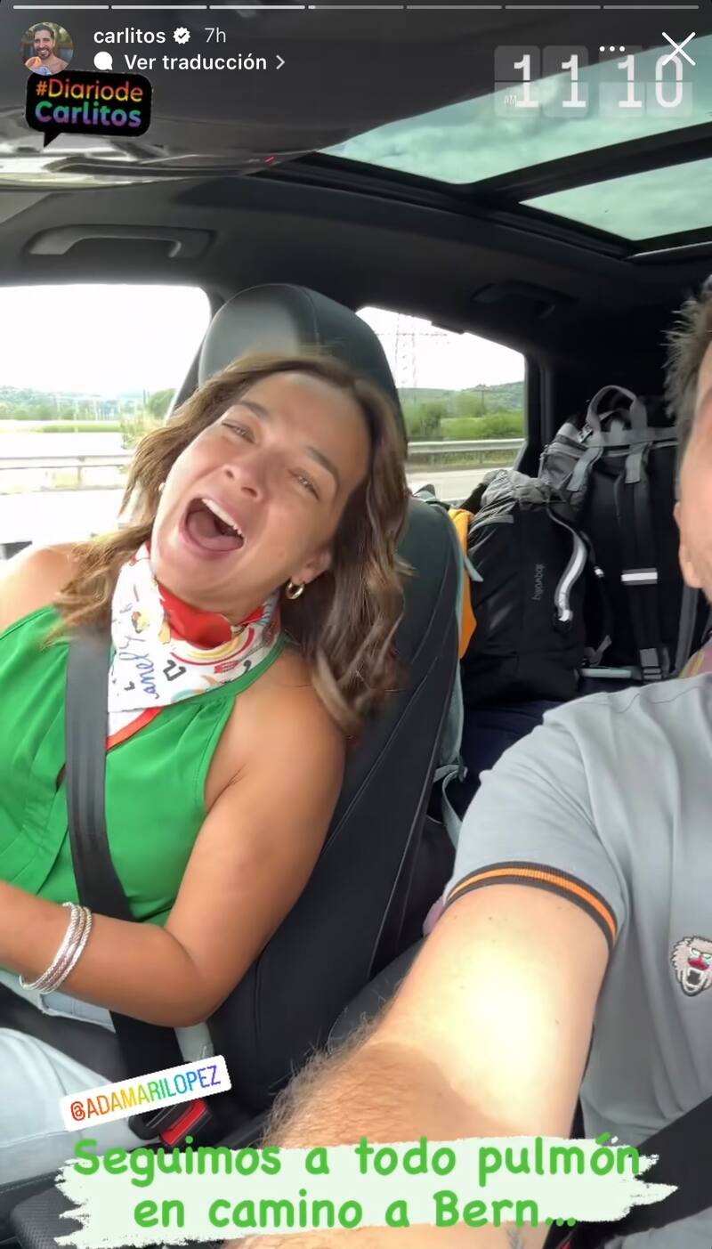 La actriz cantando a todo pulmón "Estoy enamorado"