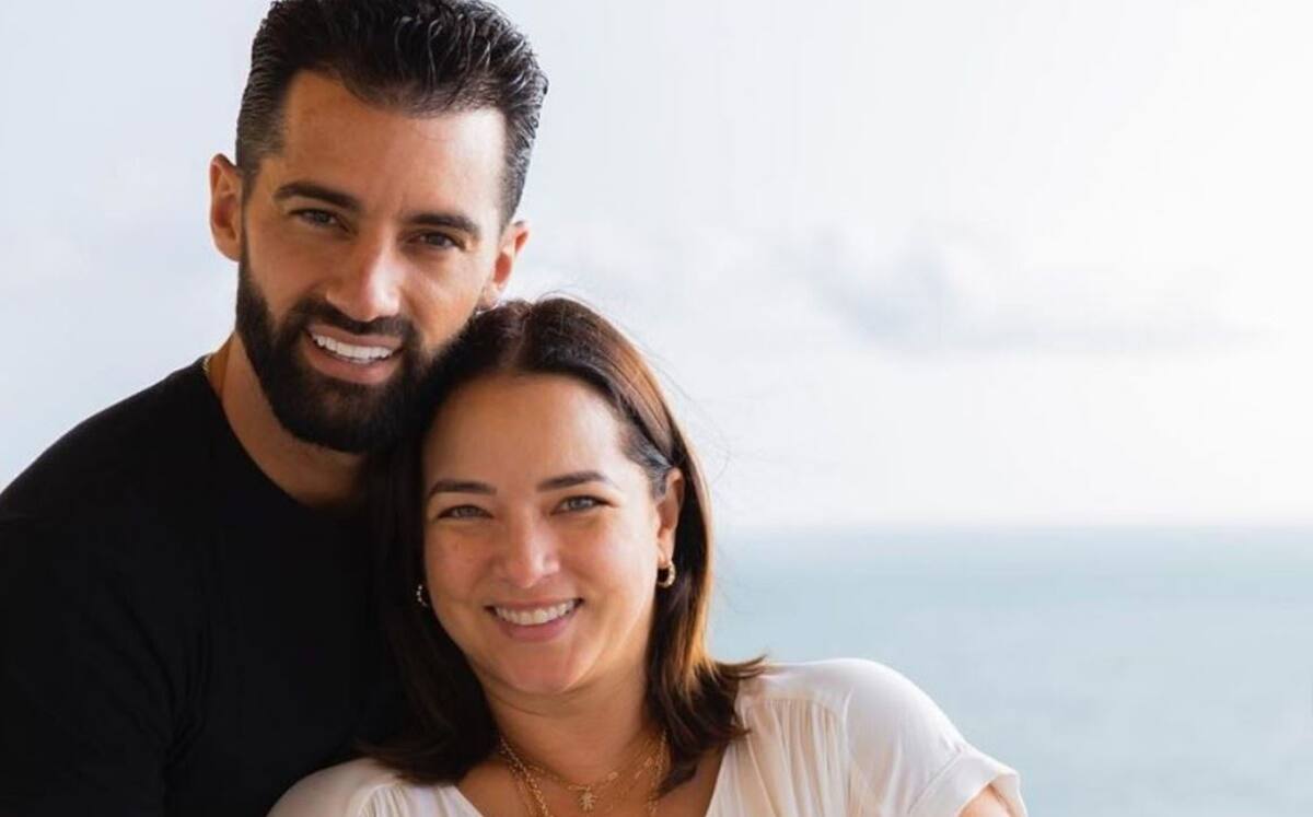 Adamari López Adamari López y Toni Costa posan juntos para la primera comunión de alaia - Créditos: Instagram @adamarilopez