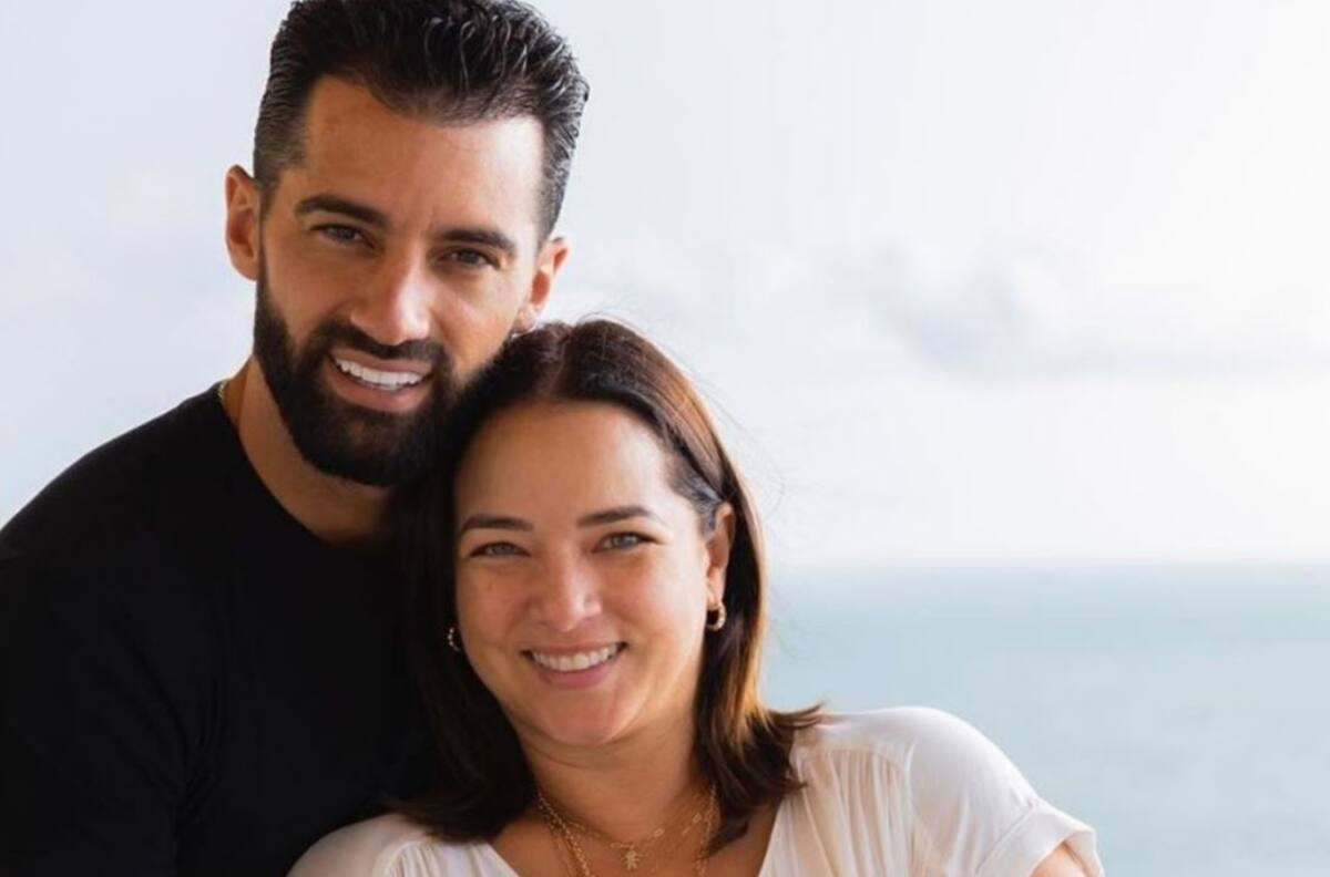 Toni Costa posa junto a Adamari López celebrando la primera comunión de Alaïa