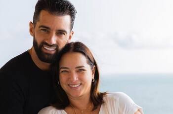 Toni Costa posa junto a Adamari López celebrando la primera comunión de Alaïa