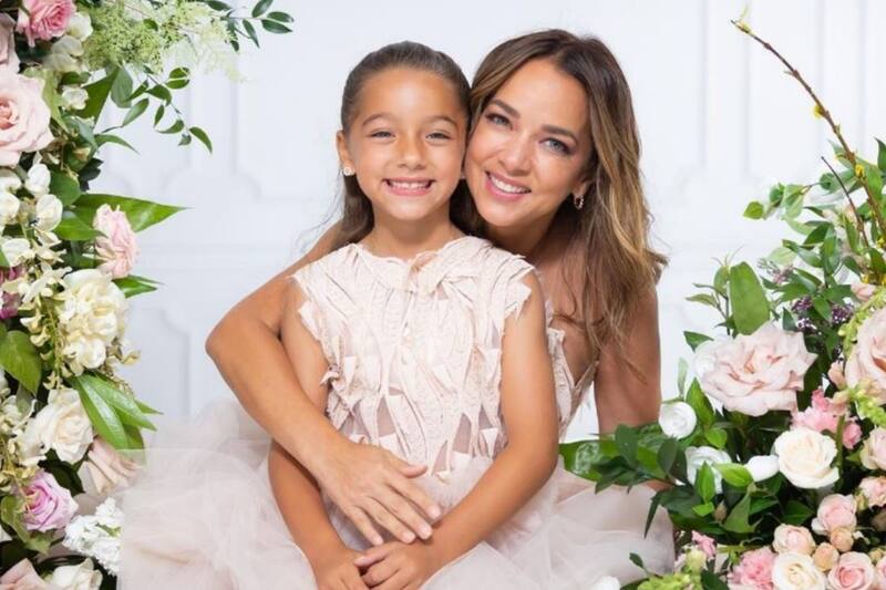 Adamari López  Celebra en grande la primera comunión de su hija Alaïa 
 - Créditos: Instagram: @adamarilopez